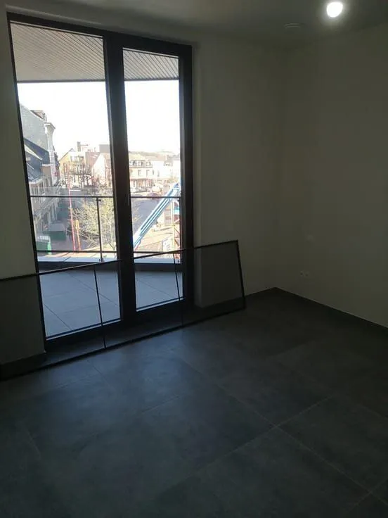 Pièces - Appartement Moderne avec Vue sur la Place à Beringen