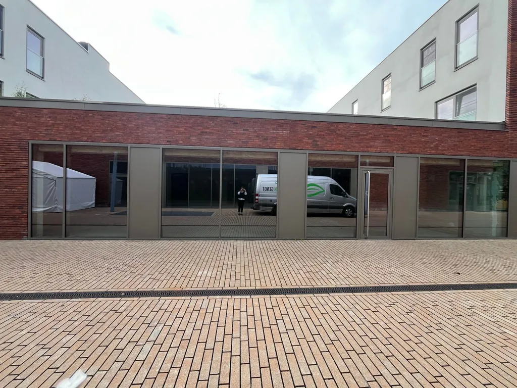 Extérieur - Espace Commercial avec Vitrine à Hamme