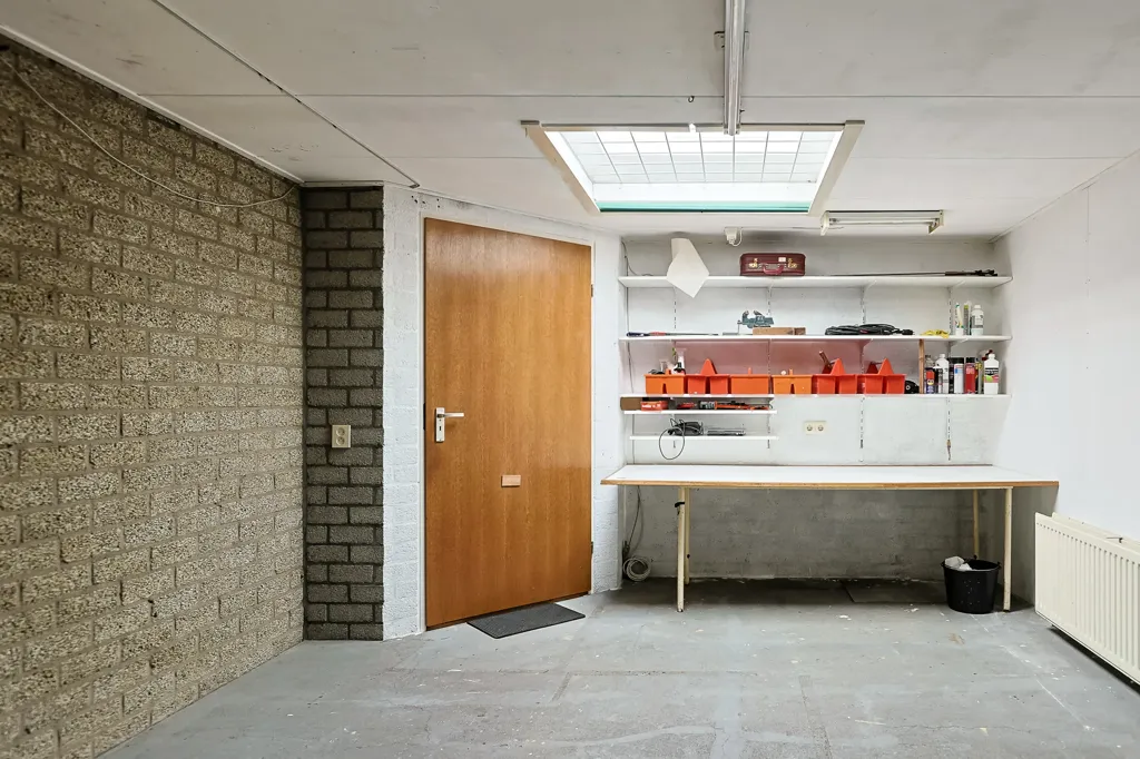 Garaaž - Playfully Designed Corner Home with Patio in Leiderdorp