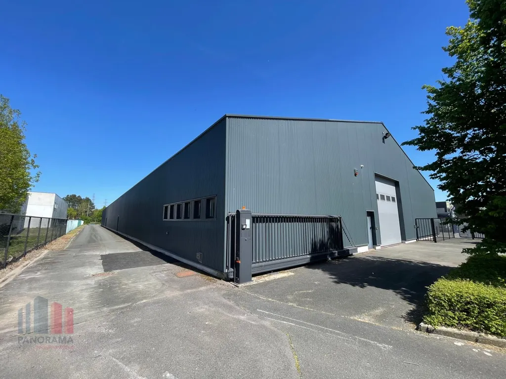 Extérieur - Magasin Polyvalent avec Hauteur Libre à Bruges