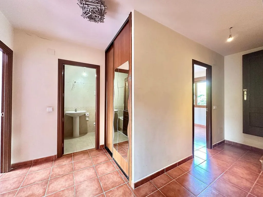 Salles de bain - Patio-Backed Chalet in Mejorada del Campo