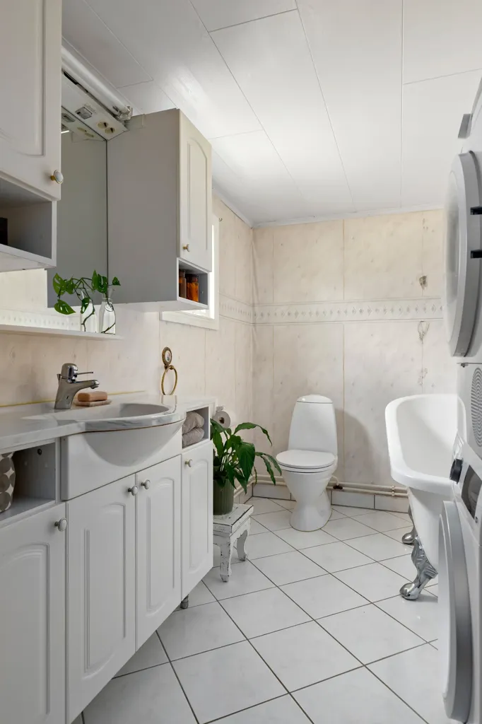 Salles de bain - Charming 1937 House with Garden in Östra Vram