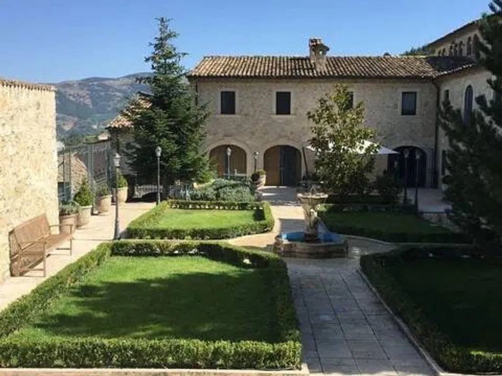 Aed - Luxury Villa with Pool in Lecce nei Marsi