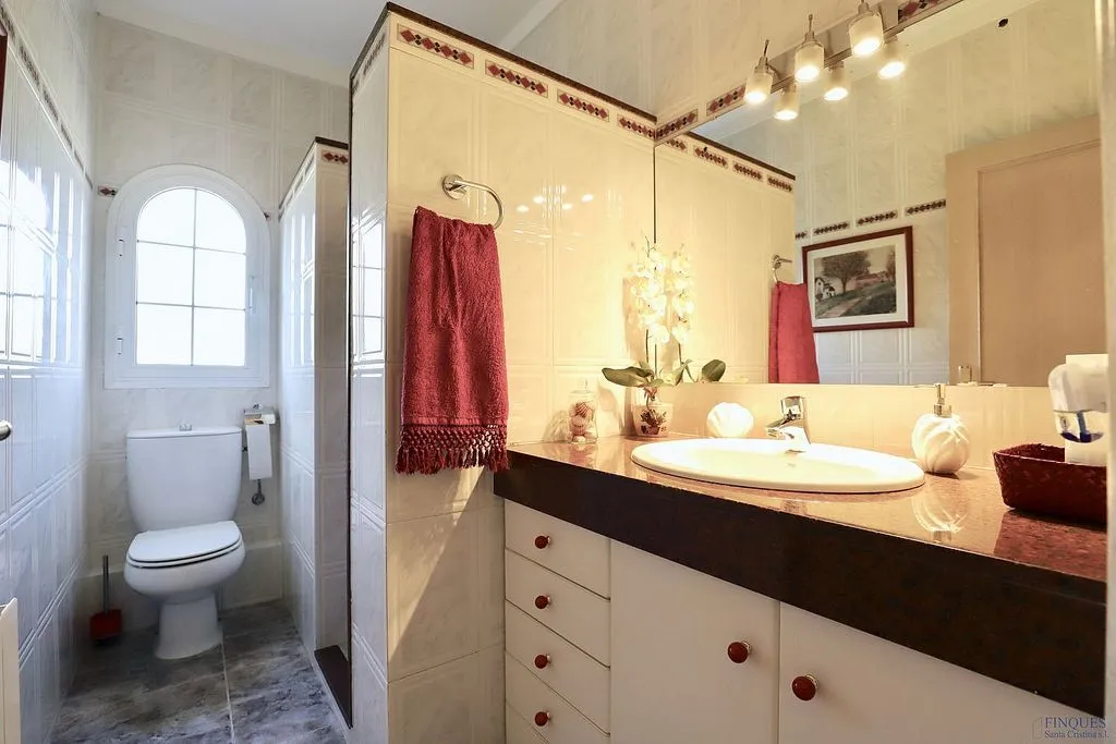 Salles de bain - Villa with Pool and Buildable Plot in Caldes de Malavella