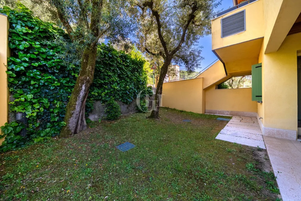 Giardino - Lakefront Apartment with Panoramic View in Torri del Benaco