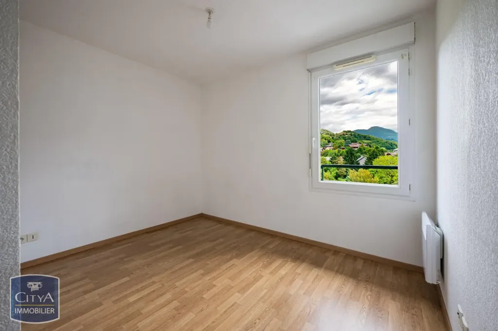 Rooms - 3-Bed Apartment with Balcony in Albertville