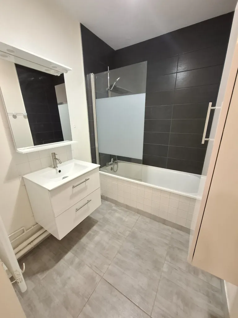 Badezimmer - 3-Bed Flat with Parking in Madeleine