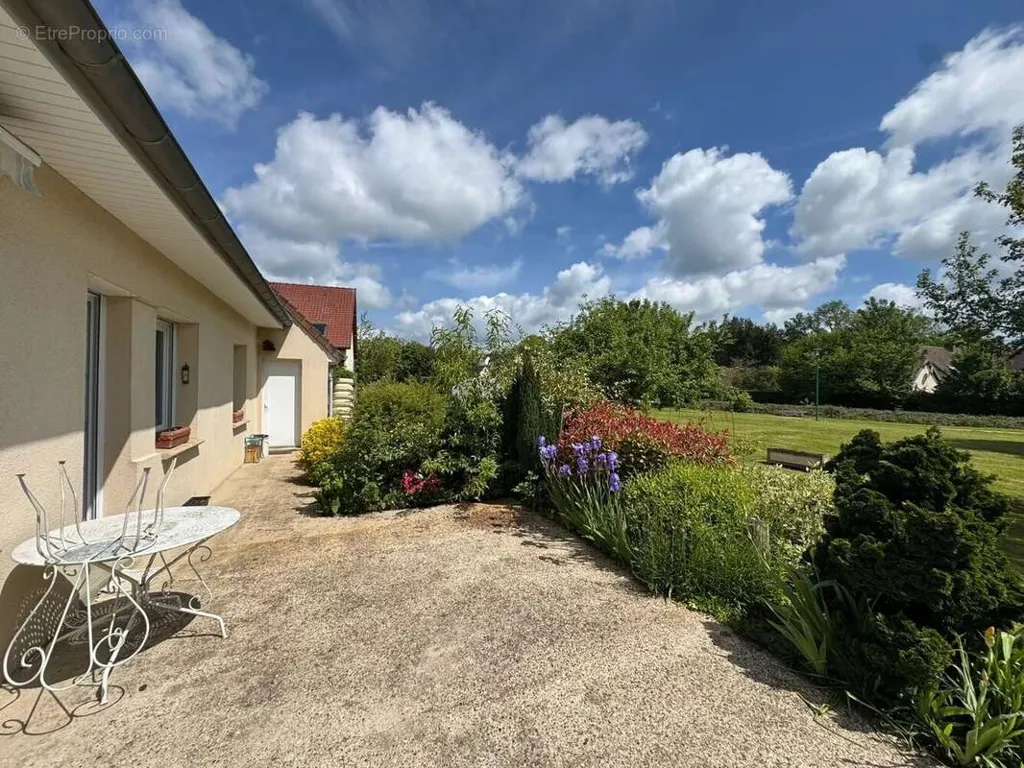 Jardin - Pavillon de Plain-Pied avec Garage et Terrasse à Saint-Acheul