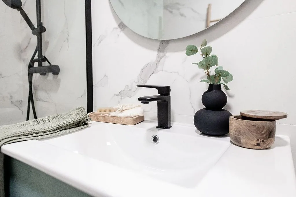 Bathrooms - Modern Flat with Lift in Sector Oficios