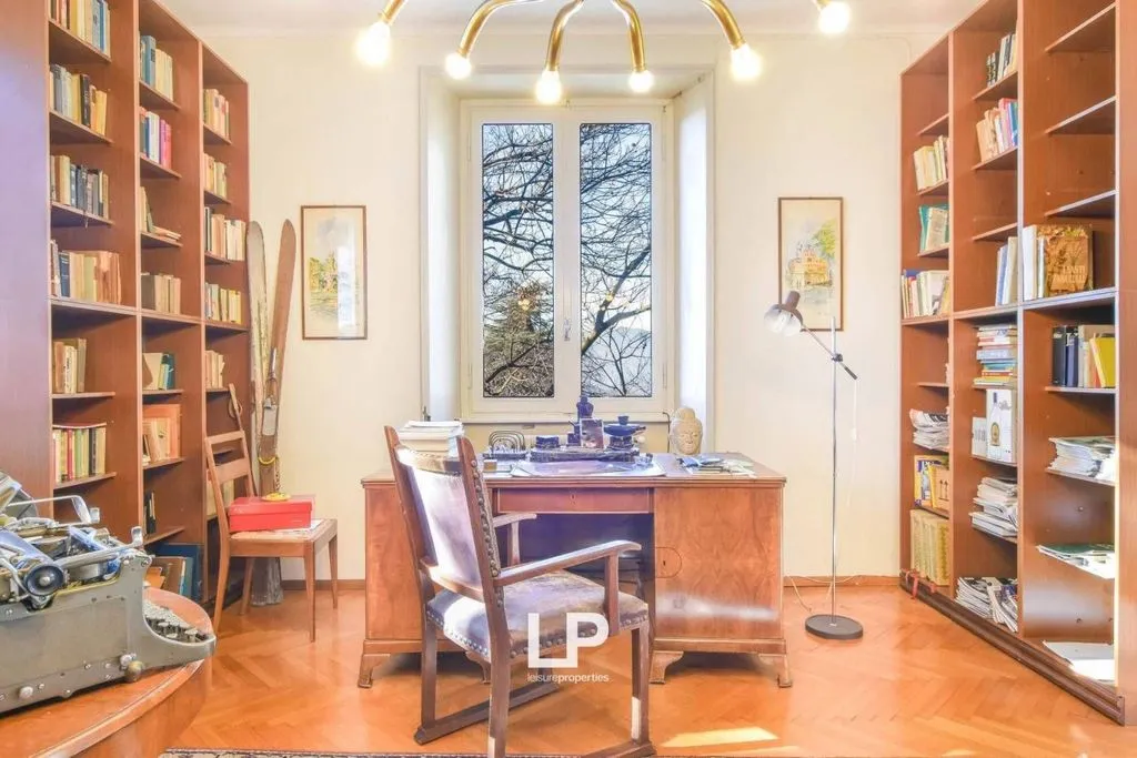 Bureau - Luxury Villa with Lake Views in Cittiglio
