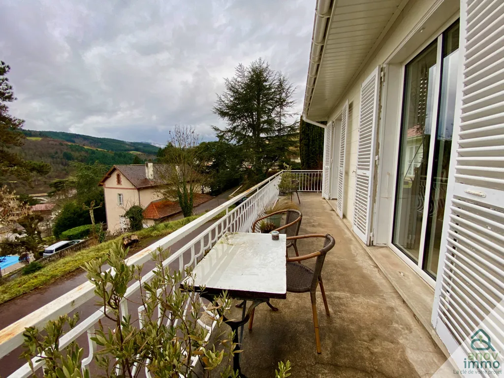 Balcony - Spacious House with Garden in Tarare