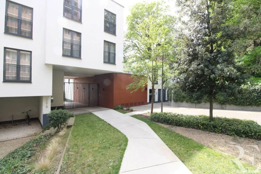 Giardino - Luxury 2-Bedroom Apartment with Terrace in Ixelles