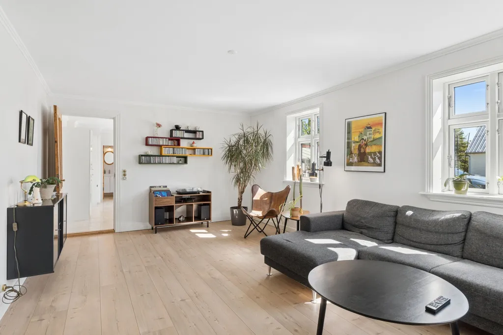Elutuba - Historic Villa with Large Garden in Storvorde