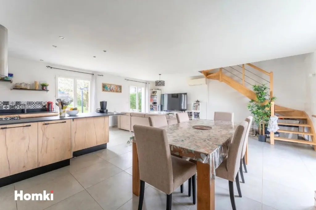 Dining Room - Family House with Pool in Montussan