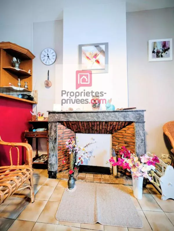 Séjour - Maison de village avec tour en pierre à Cosse Le Vivien