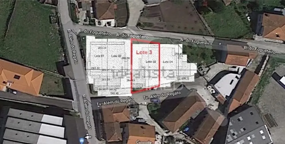 Residential Plot with 4 Homes in Frazão