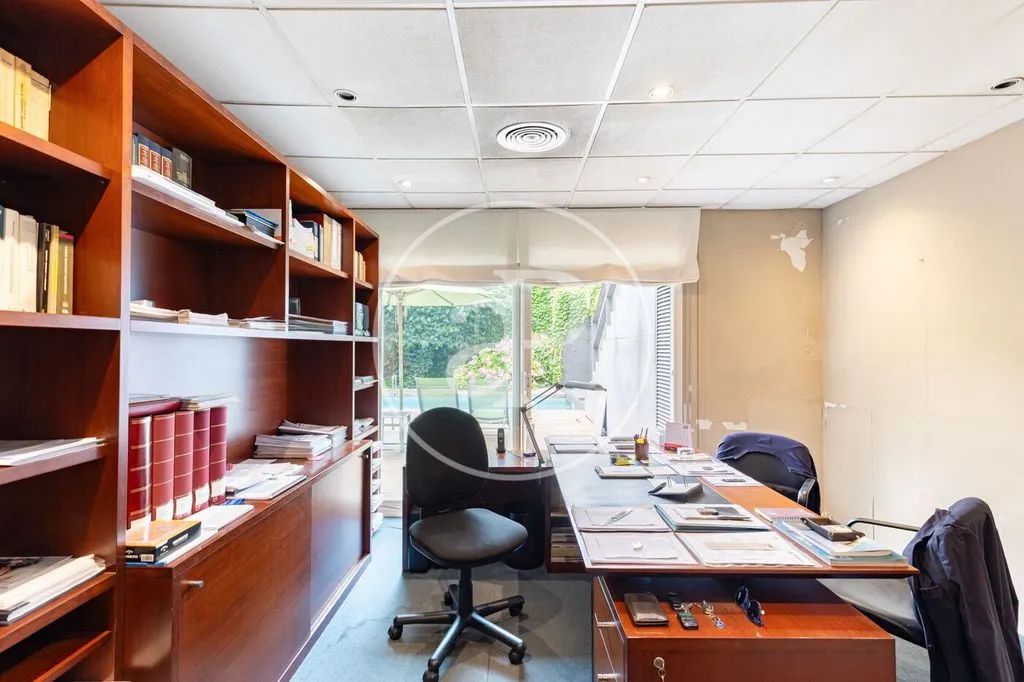 Bureau - Luxury Townhouse with Pool in Sabadell Centre