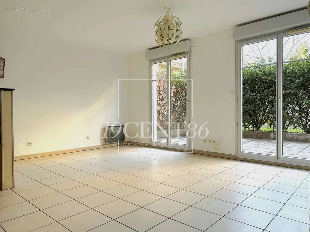 Living Room - 3-Bedroom Apartment with Terrace in Lyon 7