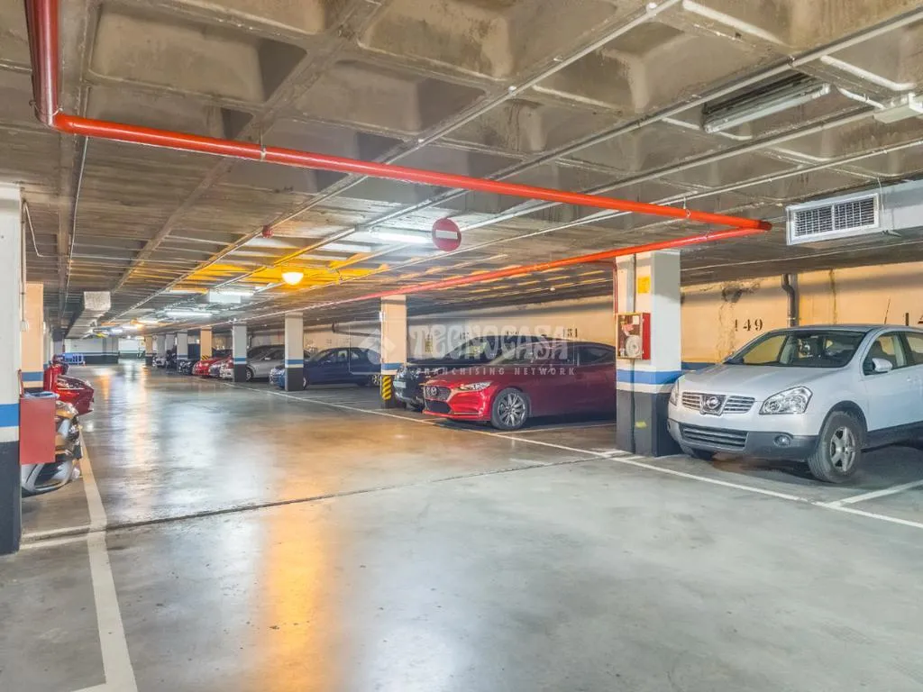 Garage - Garage Space with Lift in Madrid
