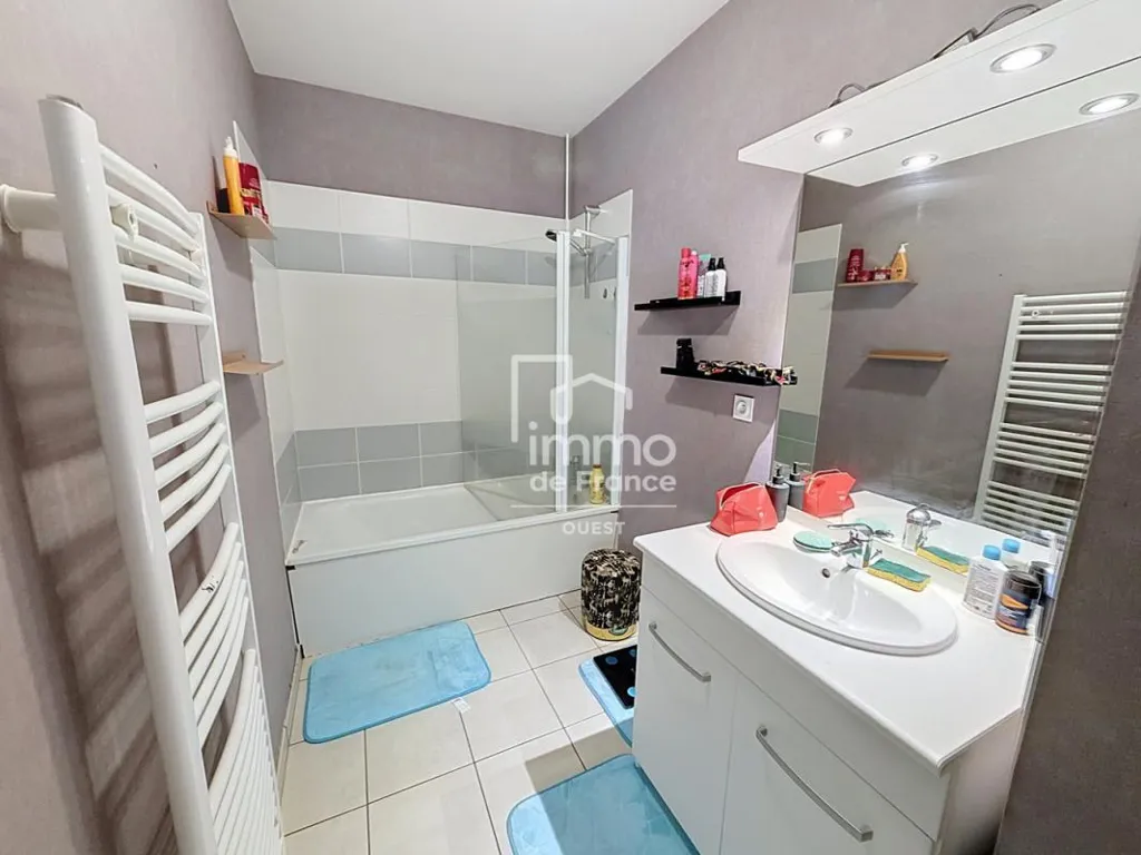 Salles de bain - Appartement 3 Pièces avec Parking à Mayenne