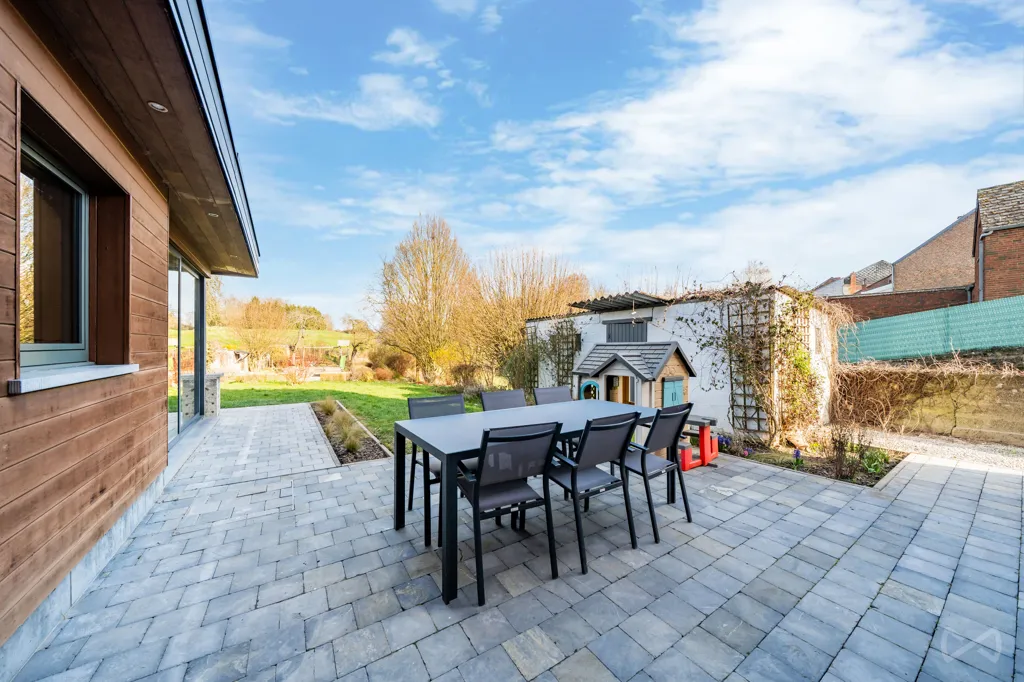 Terrasse - Maison Charmante avec Jardin à Morialmé