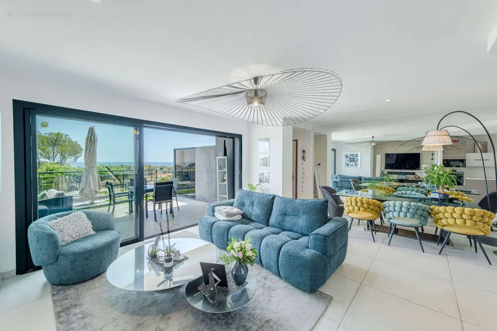 Soggiorno - Apartment with Sea View in Saint-Raphaël