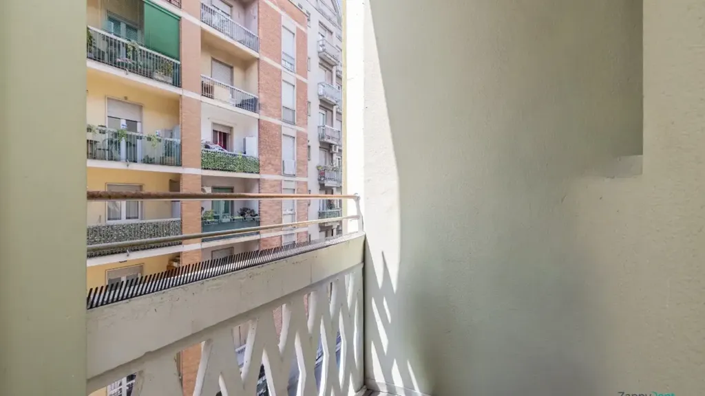 Balcon - Brightly Laid-out Flat with Balcony in Milan