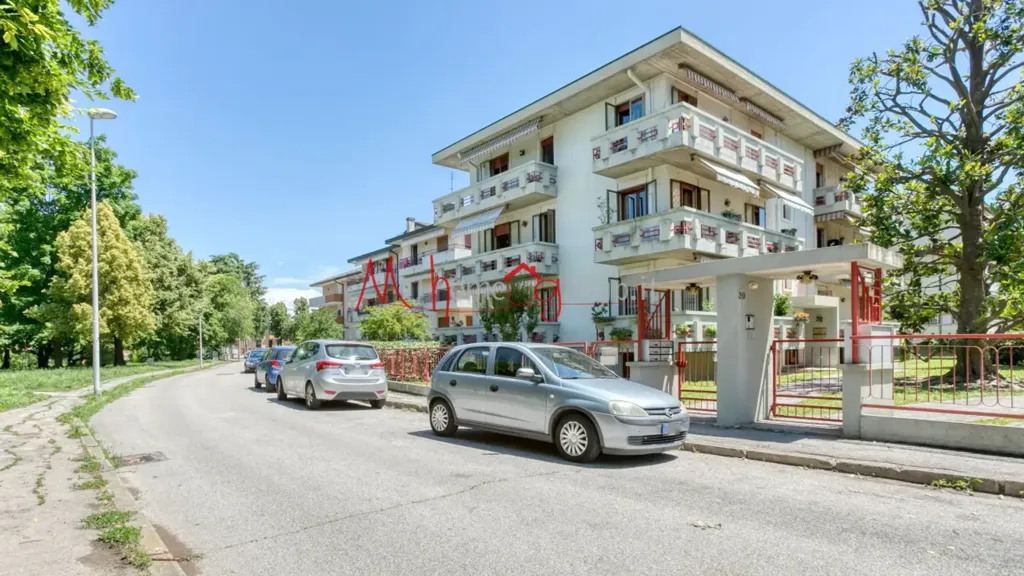 Exterior - Four-Bedroom Apartment with Balconies in Padova