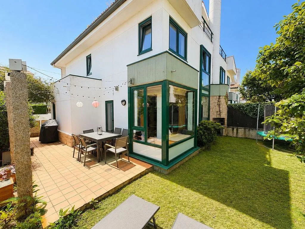 Garden - Chalet with Terrace in Oleiros