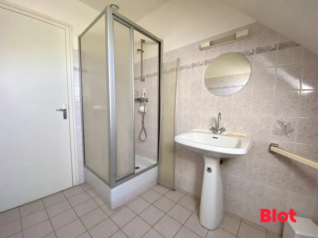 Salles de bain - Maison avec Jardin et Grenier à Boisgervilly