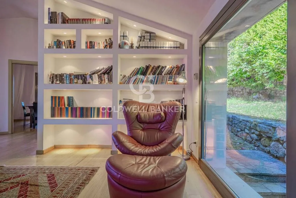 Bureau - Panoramic Villa with Private Park in Costa Volpino