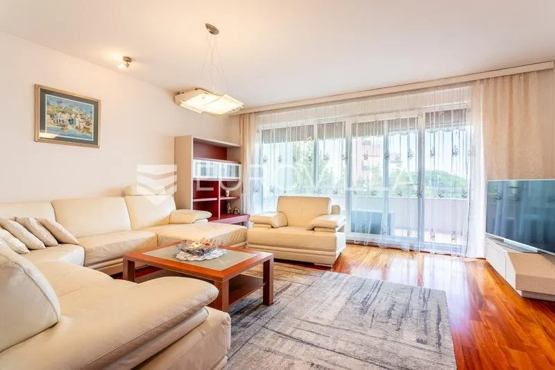 Elutuba - Spacious 3-Bedroom Apartment with Sea View in Zenta, Split