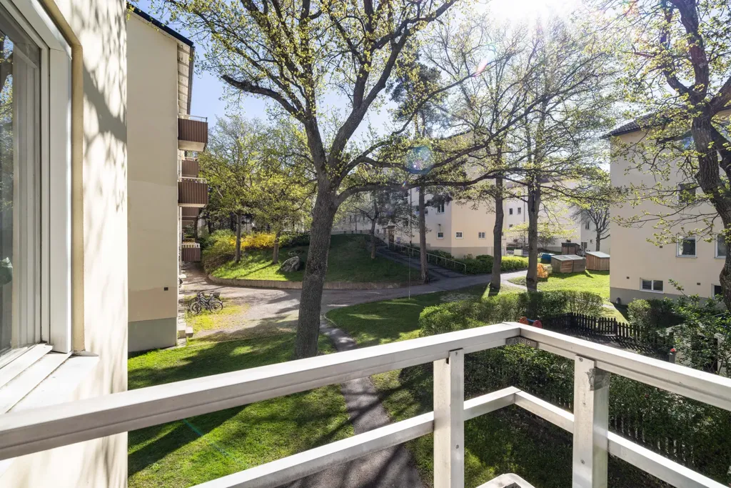 Rõdu - Bright Apartment with Balcony in Hammarbyhöjd