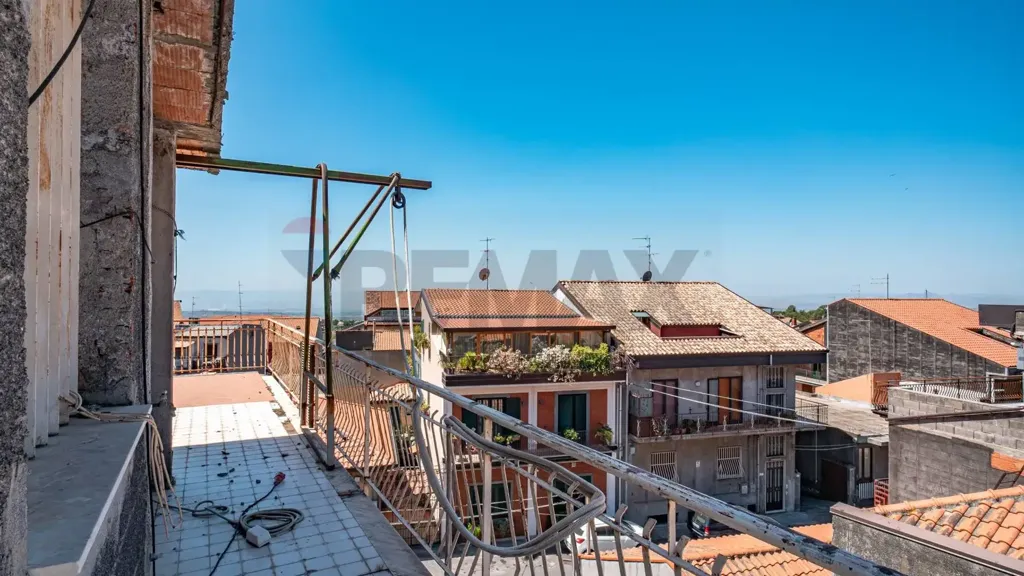 Balcon - Commercial Space with Apartments in Belpasso
