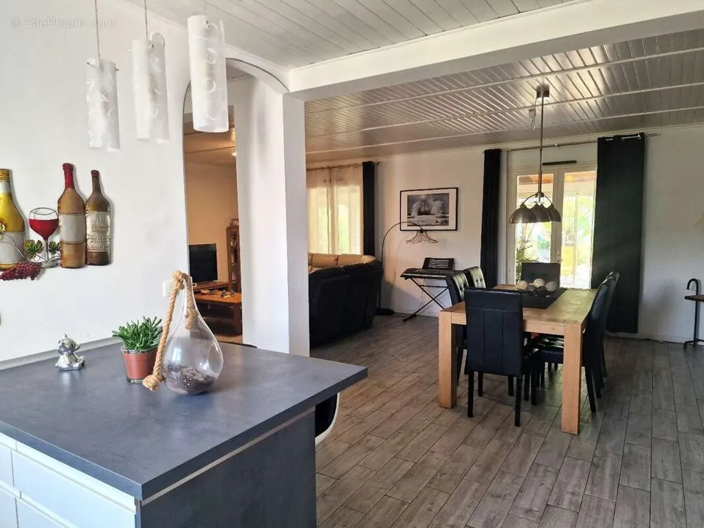 Cuisine - Maison Traditionnelle avec Jardin à Ramous