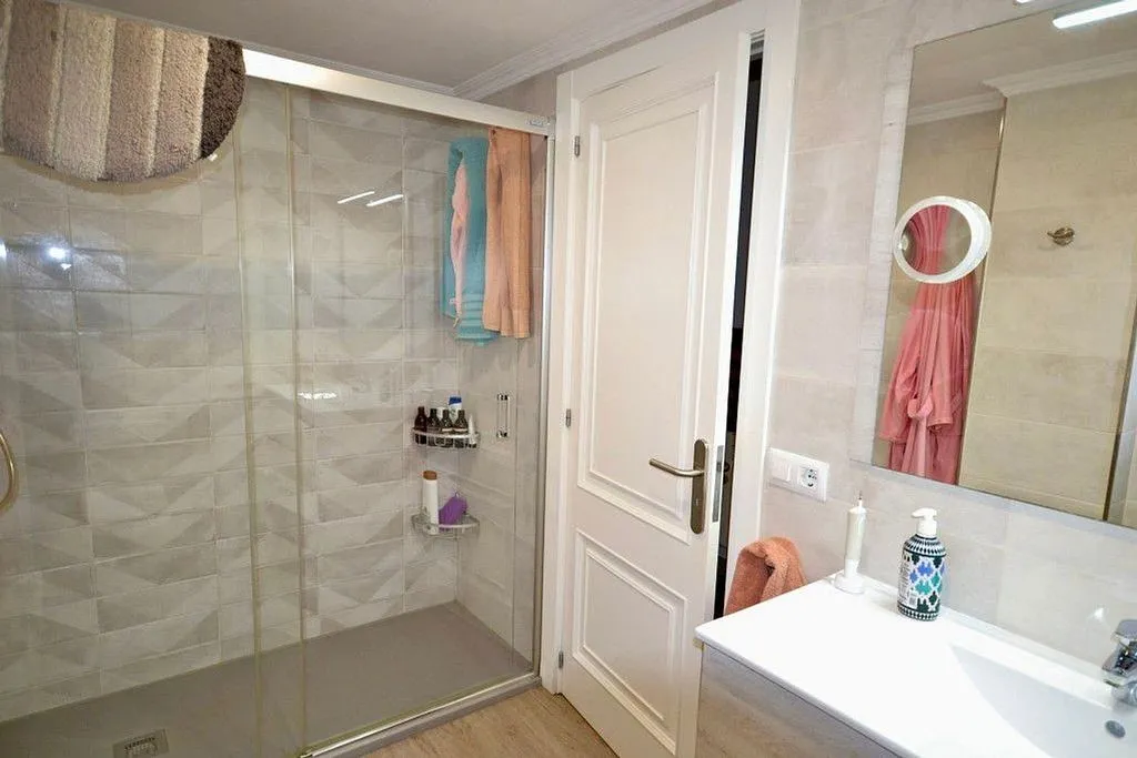 Bathrooms - Renovated Apartment with Balcony in Puerto Pollensa