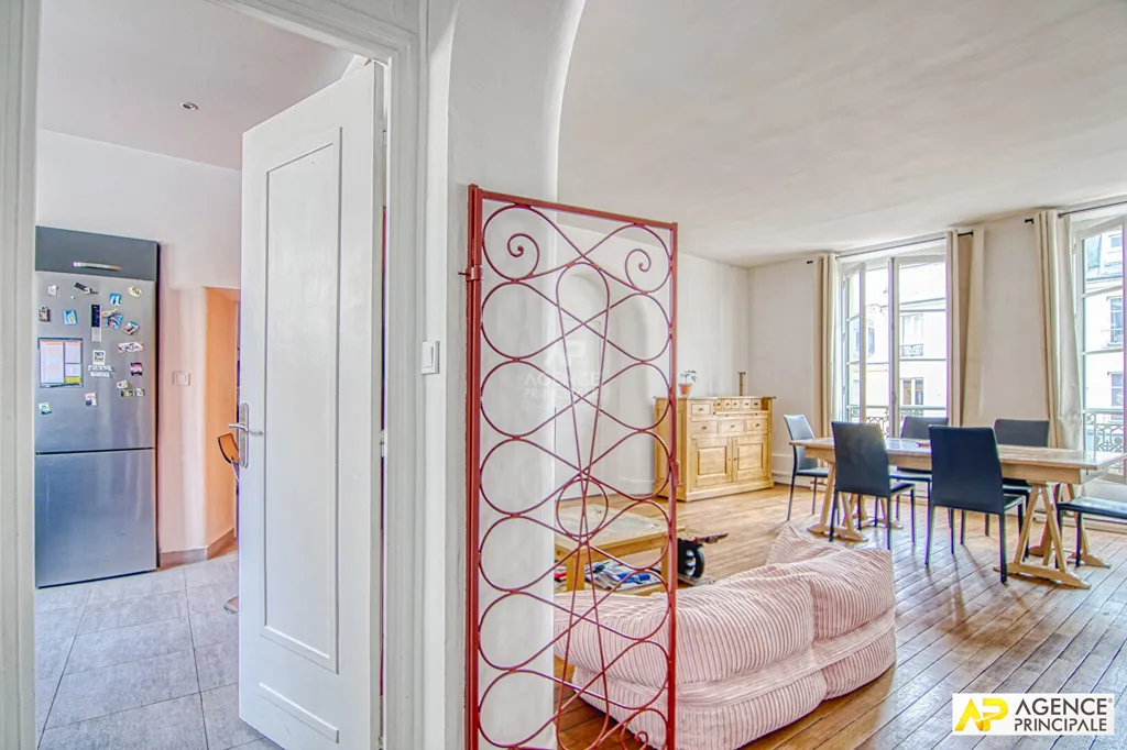 Living Room - 5-Piece Flat with Garden View in Versailles