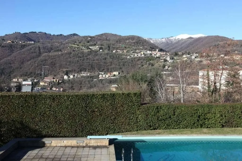 Piscine - Luxury Villa with Lake View in Lipomo