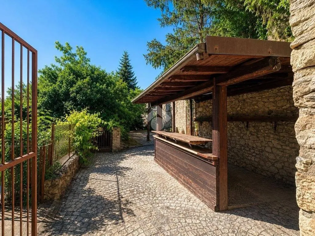 Terrazza - 6-Bedroom House with Historic Setting in L'Aquila