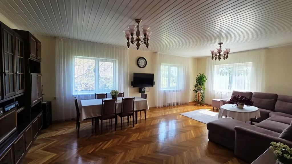 Elutuba - House with Garage and Garden in Radžiūnai