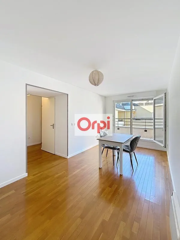 Living Room - Meubled 2-Bedroom Flat with Balcony in Châtillon