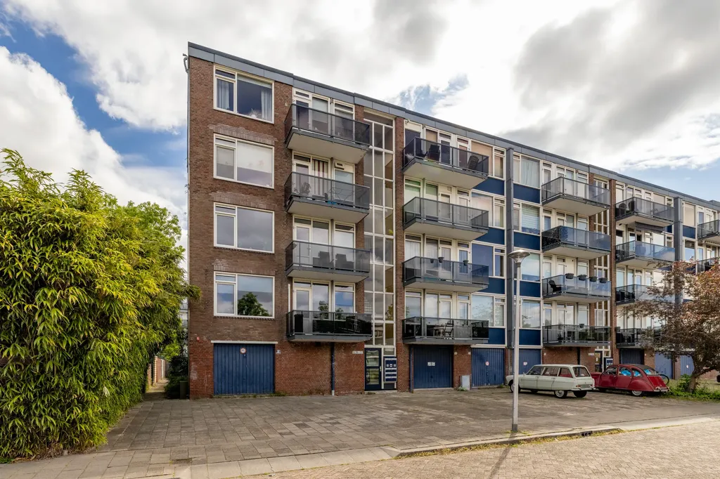 Välivaade - Corner Flat with West Balcony in Central Location