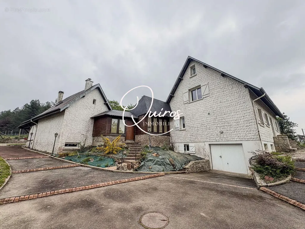 Extérieur - Maison Rénovée avec Jardin et Bois à Vire