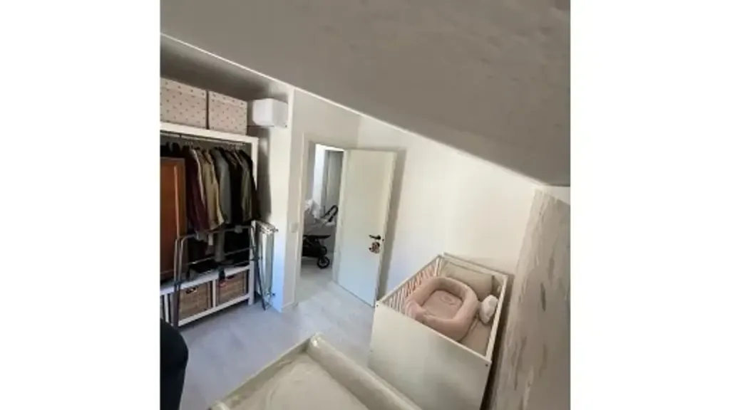 Rooms - Rear-Accessed Trilocale with Terrace in Florence