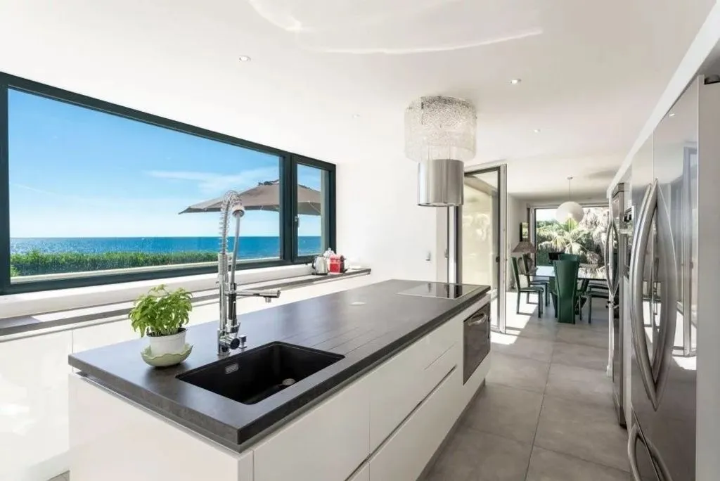 Köök - Waterfront Villa with Sea View in Saint-Aygulf