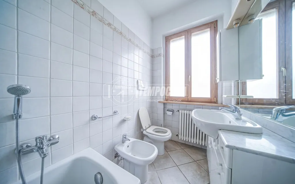 Salles de bain - Bifamiliar Villa with Garden in Somma Lombardo