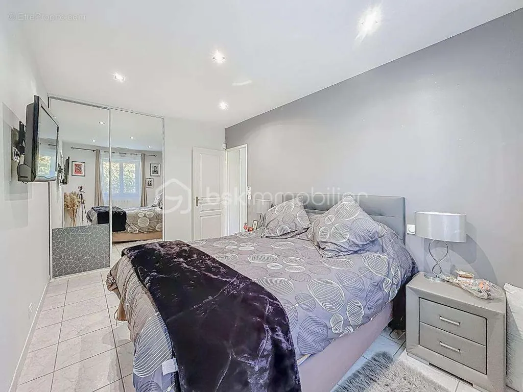 Bedrooms - Villa with Pool and Garage in Cournonsec