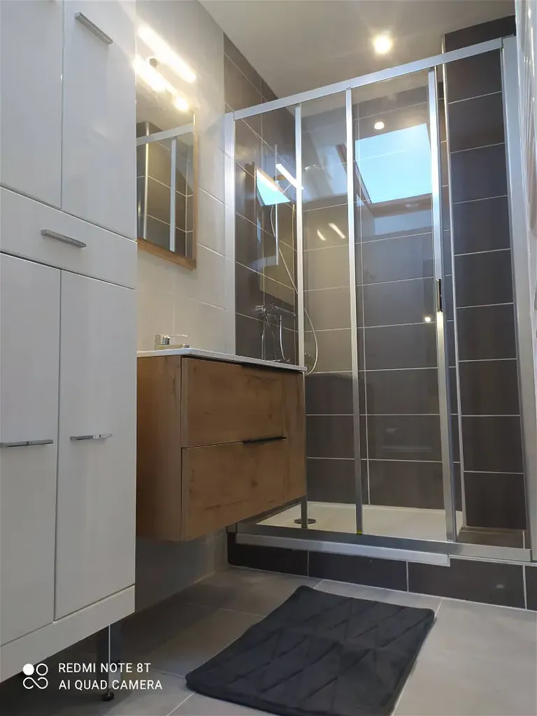 Appartement Rénové dans Maison de Village à VIF
