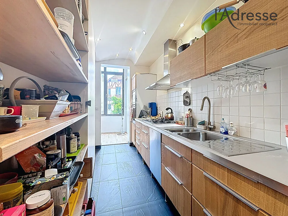 Köök - Charming House with Private Garden in Suresnes