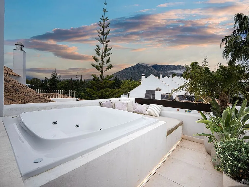 Terrasse - Luxury Semidetached House with Pool in Marbella